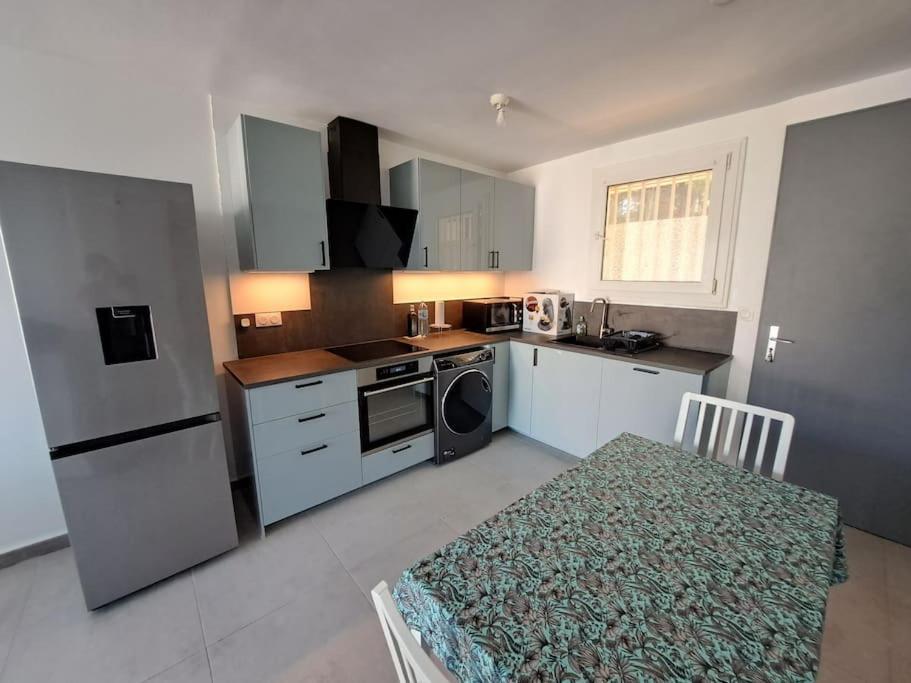 Apartment T4 65 M2, 3 A Giens Proche Village *